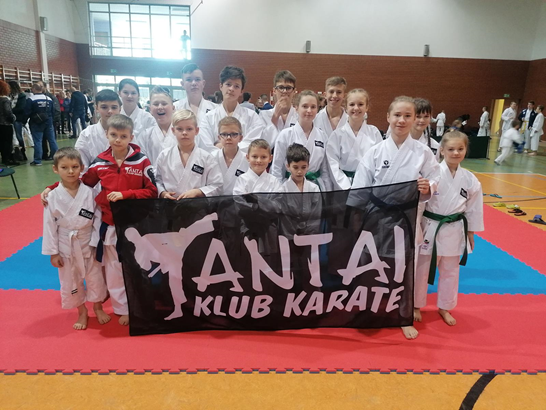 zdjęcie grupowe członków klubu Karate Antai 