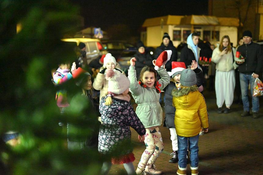 Dzieci podczas zabawy na Jarmarku Bożonarodzeniowym 