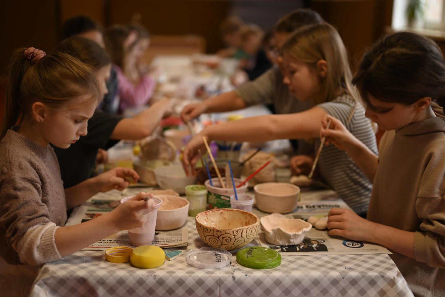 Dzieci podaczas szkliwienia wyrobów ceramicznych D