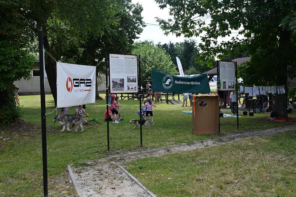 Baner sponsora Gaz system wiszący na terenie wydarzenia