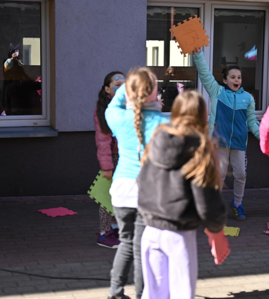 Dzieci bawią się z animatorem podczas wydarzenia