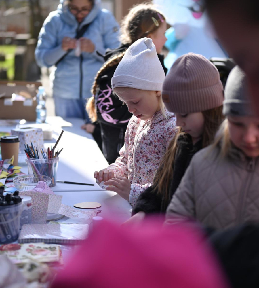 Dzieci robią ozdoby wielkanocne podczas warsztatów wielkanocnych