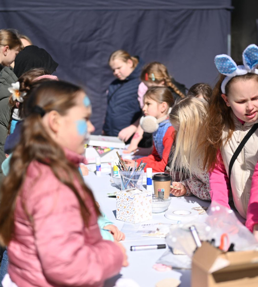 Dzieci zdobią pisanki wielkanocne podczas warsztatów