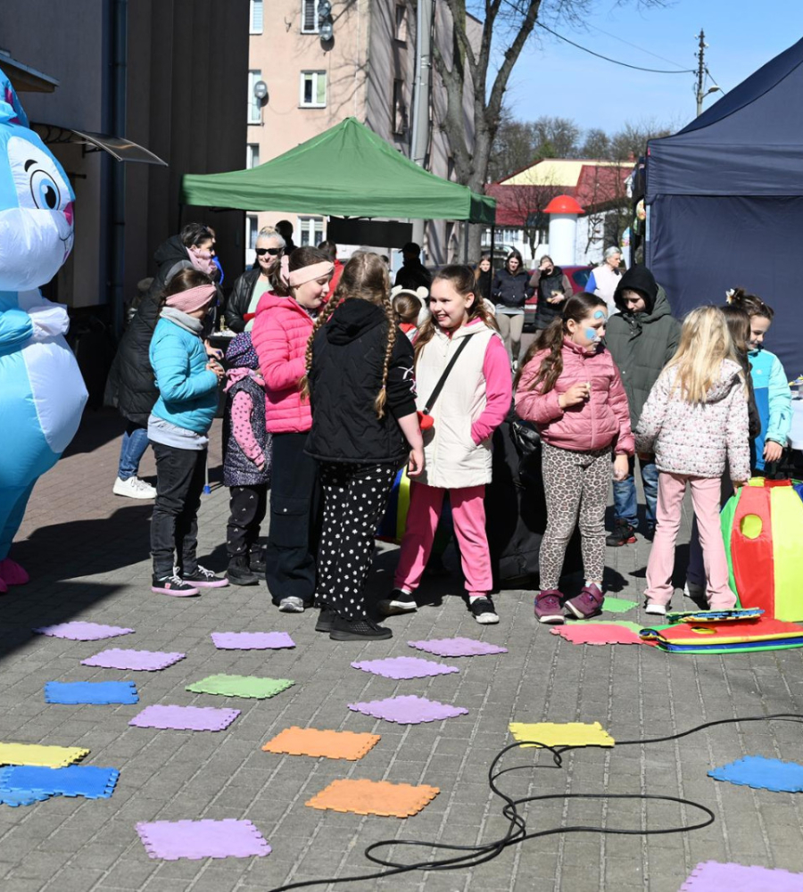 Grupa dzieci podczas zabawy ze świątecznym zajączkiem