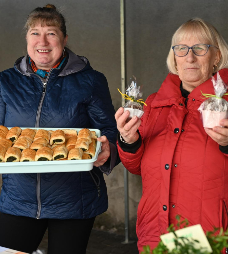 Panie prezentują wyroby sprzedawane podczas Kiermaszu Wielkanocnego