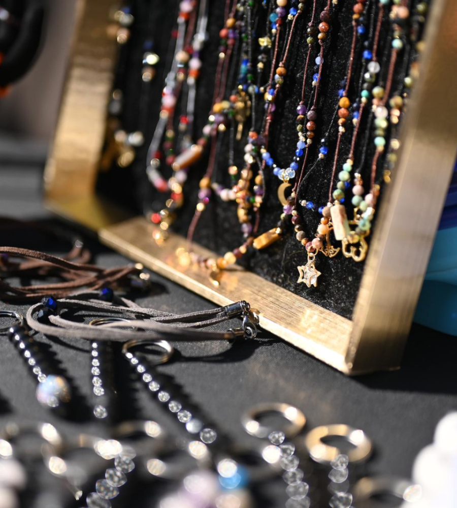 Ręcznie robione bransoletki i naszyjniki sprzedawane podczas kiermaszu wielkanocnego