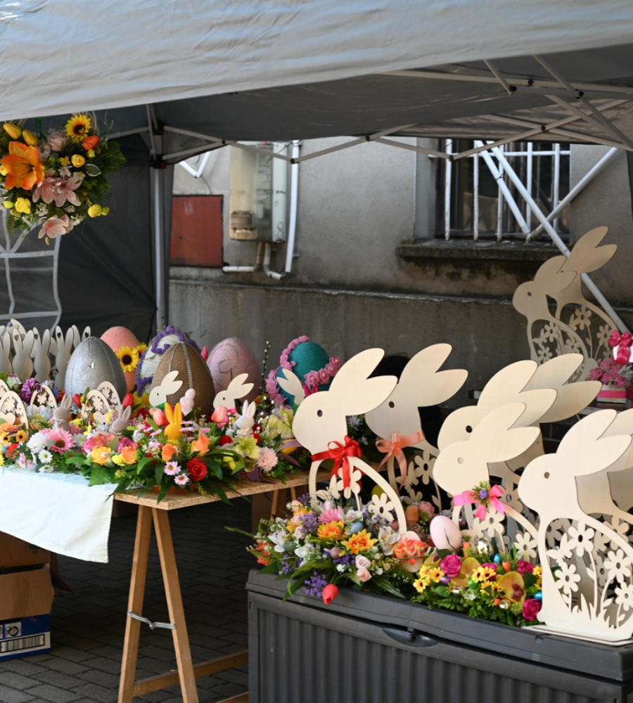 Świąteczne zające i stroiki sprzedawane podczas kiermaszu wielkanocnego