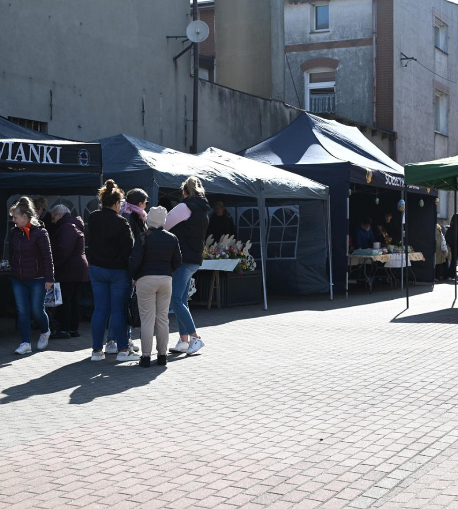Wystawcy podczas sprzedaży na wydarzeniu Kiermasz Wielkanocny