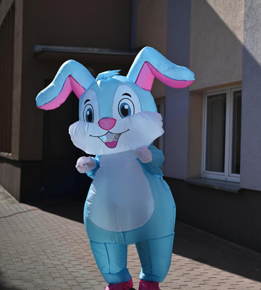 Zajączek Wielkanocny wita gości Jarmarku