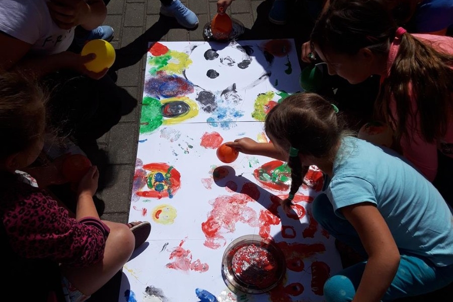 Dzieci malują farbkami używając różnych technik