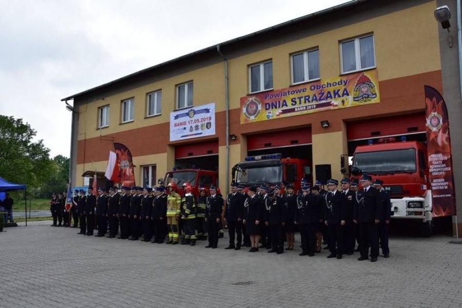 Dwuszereg strażaków stojących w pozycji zasadniczej w Dniu Strażaka