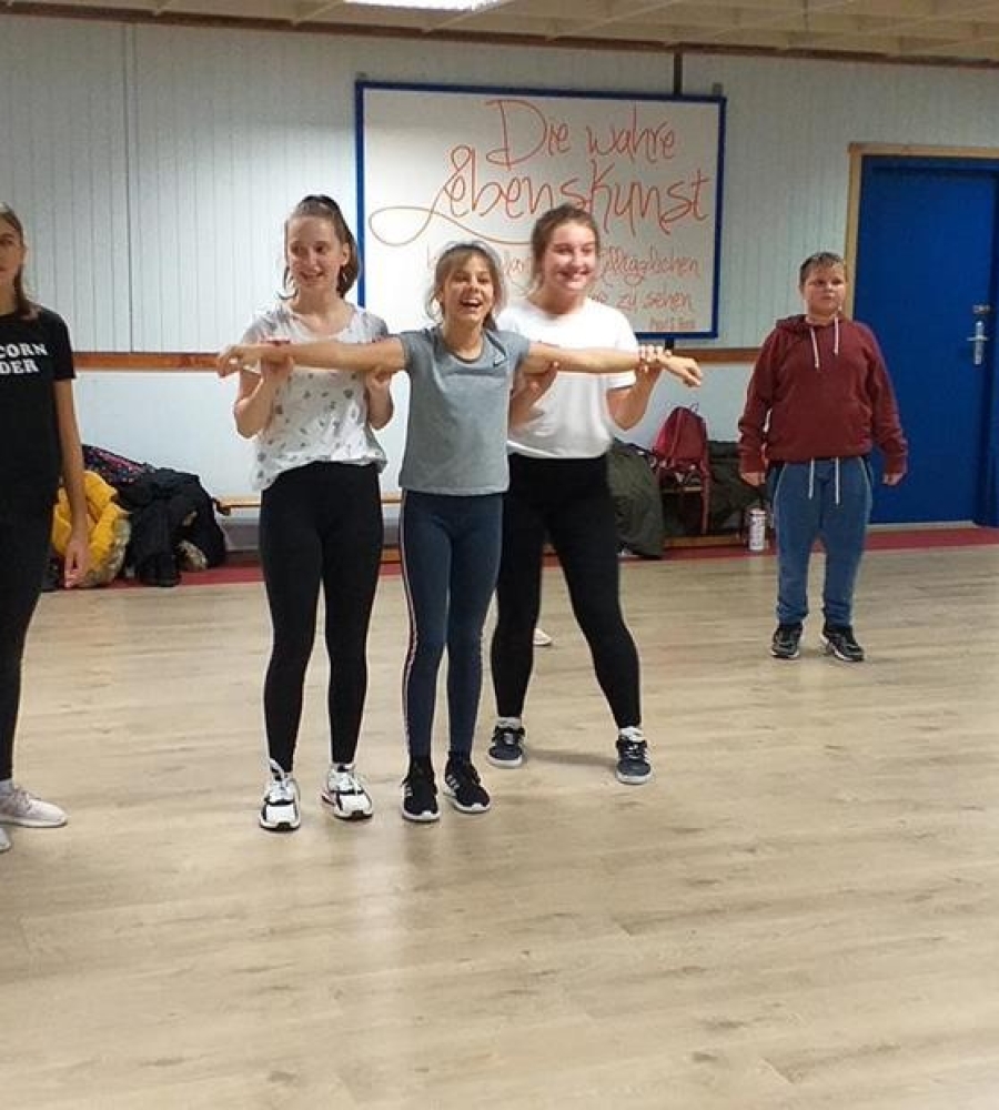 kolejne ćwiczenia tancerzy w grupach