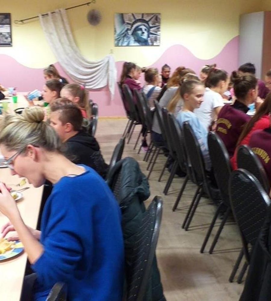 uczestnicy warsztatów tanecznych jedzą posiłek na stołówce 