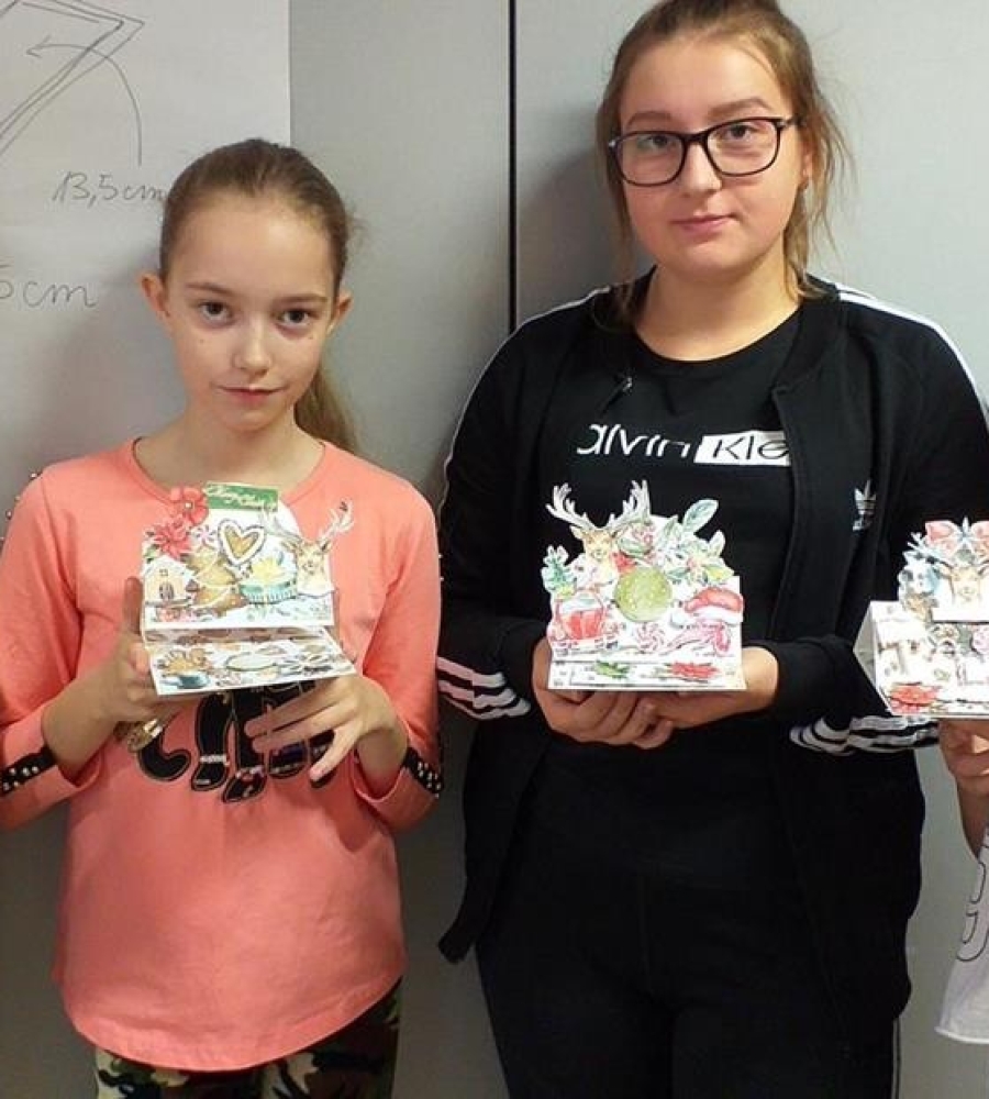 drug grupa dziewczynek prezentuje swoje kompozycje papierowe 