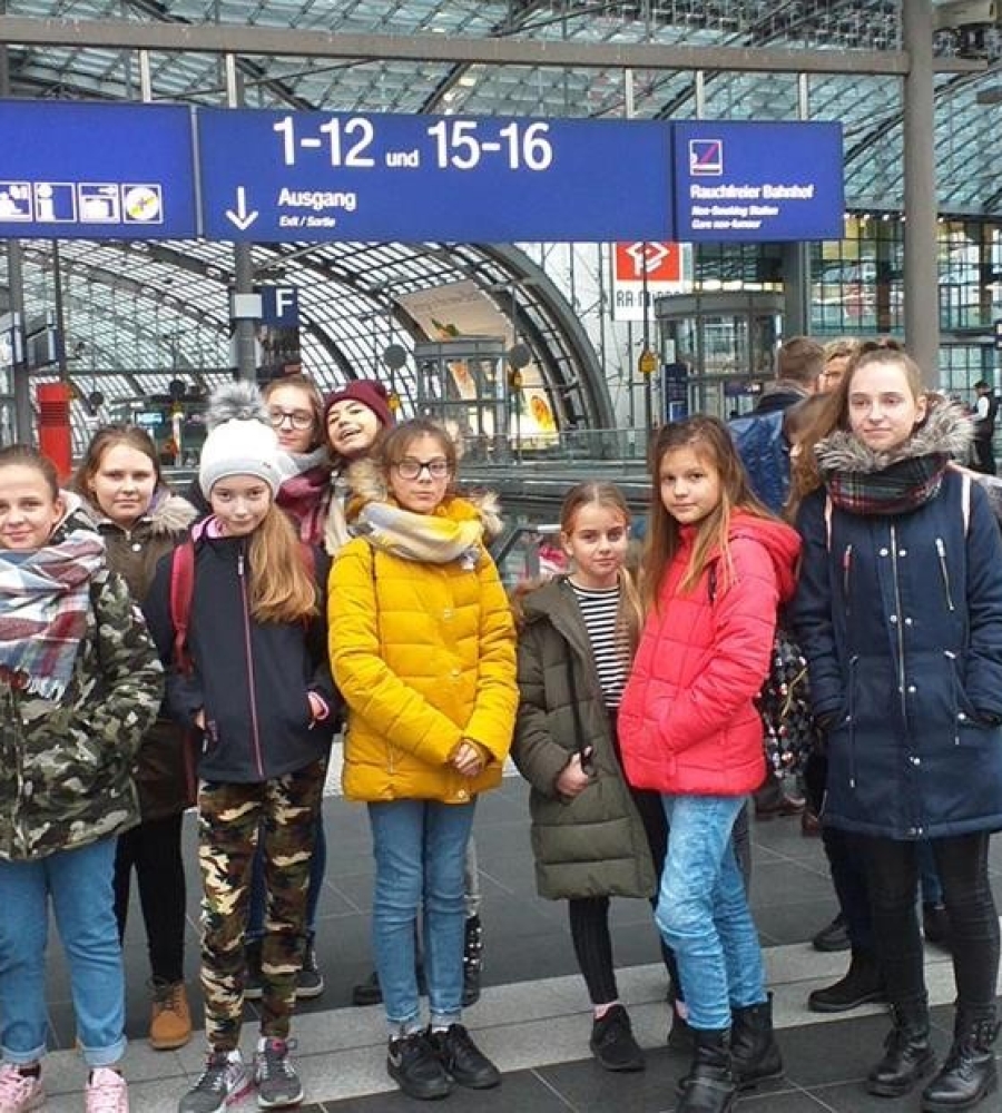 grupa młodzieży na niemieckim peronie