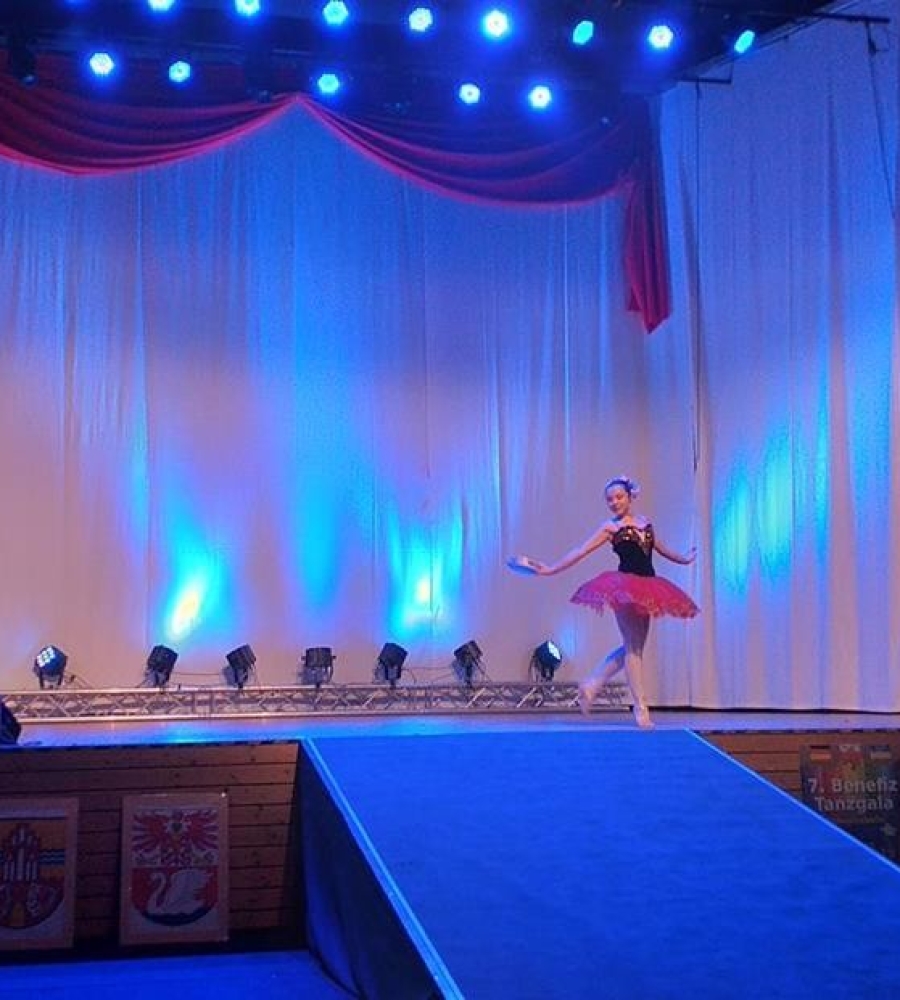 baletnica na deskach sceny 
