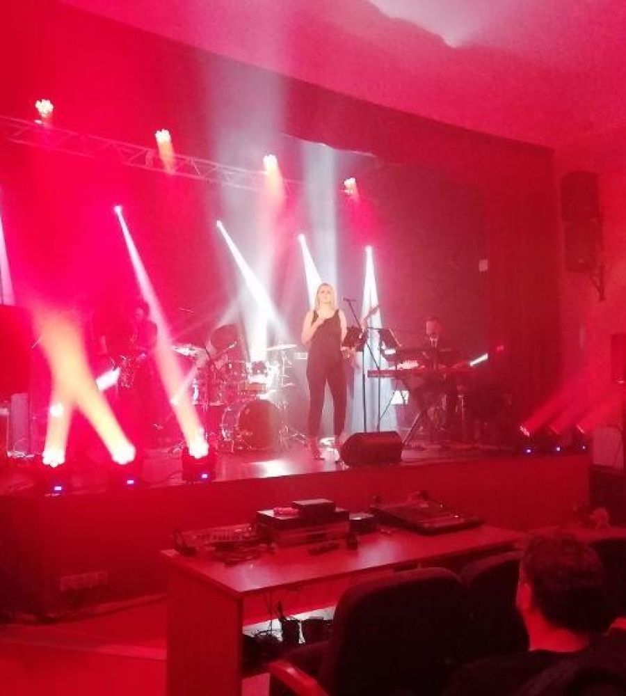 Solistka Big Beat Live stoi na scenie i wykonuje swój utwór foto 6