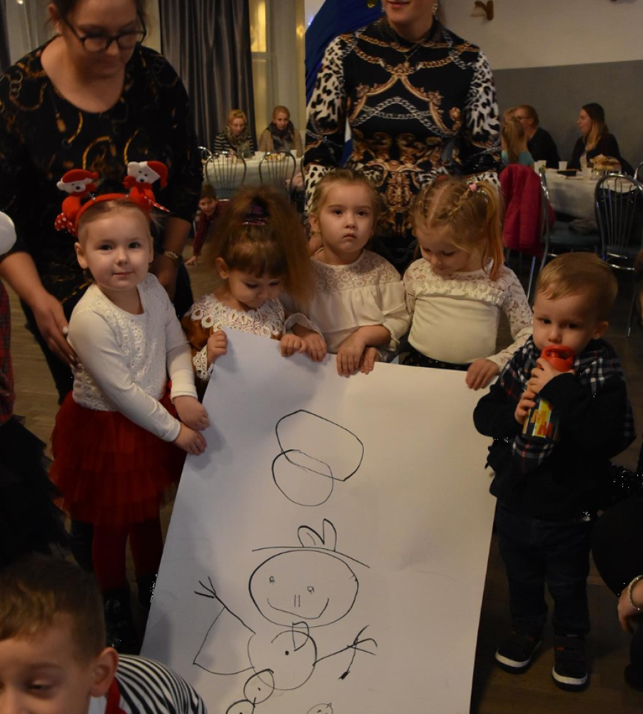 kolejna grupa dzieci przedstawia swojego narysowanego  bałwanka