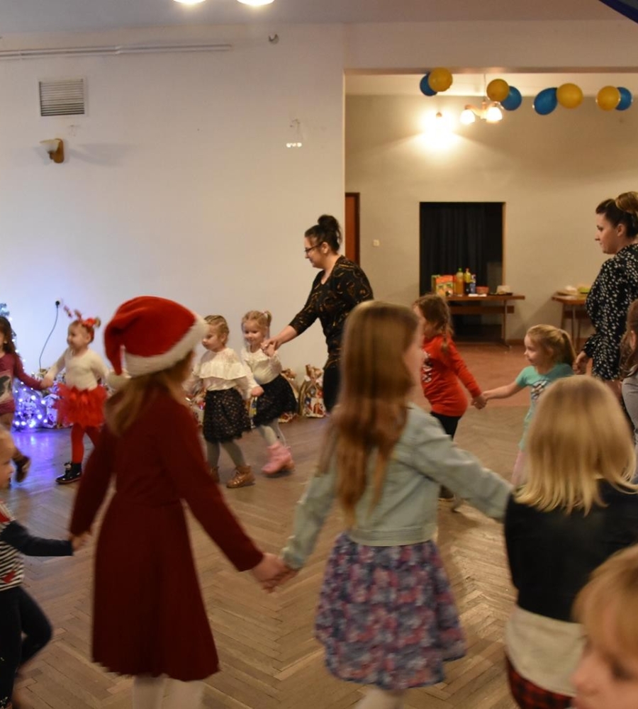 radosne dzieci i ich taniec w kółeczku