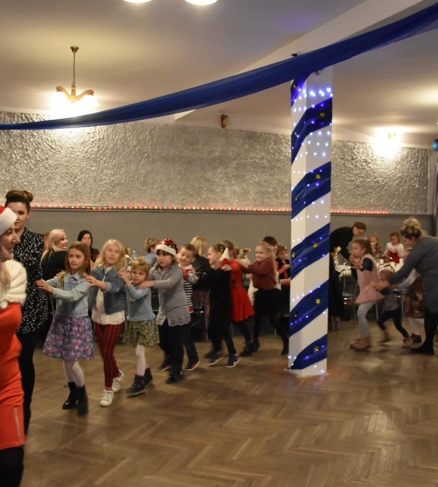 pani Mikołajowa prowadzi tanecznego węża z udziałem dużej ilości dzieci