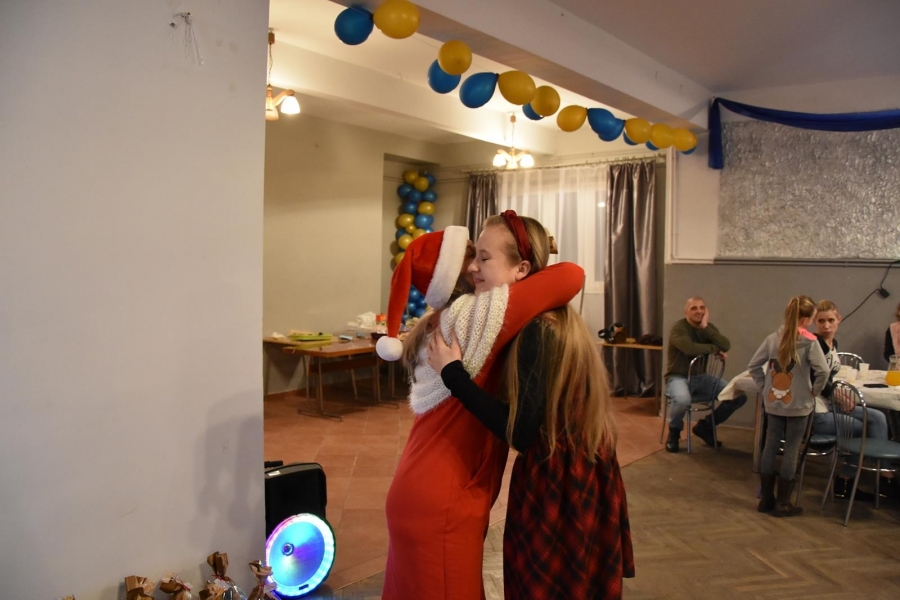 pani Mikołajowa przytula dorosłą dziewczynę