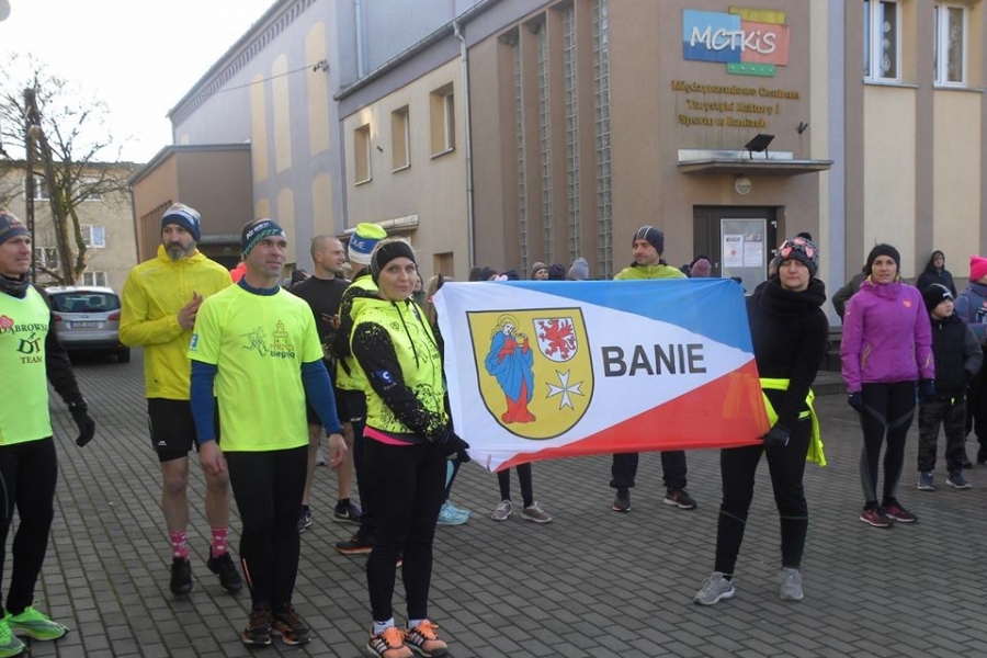 grupa sportowa niosąca flagę BANI
