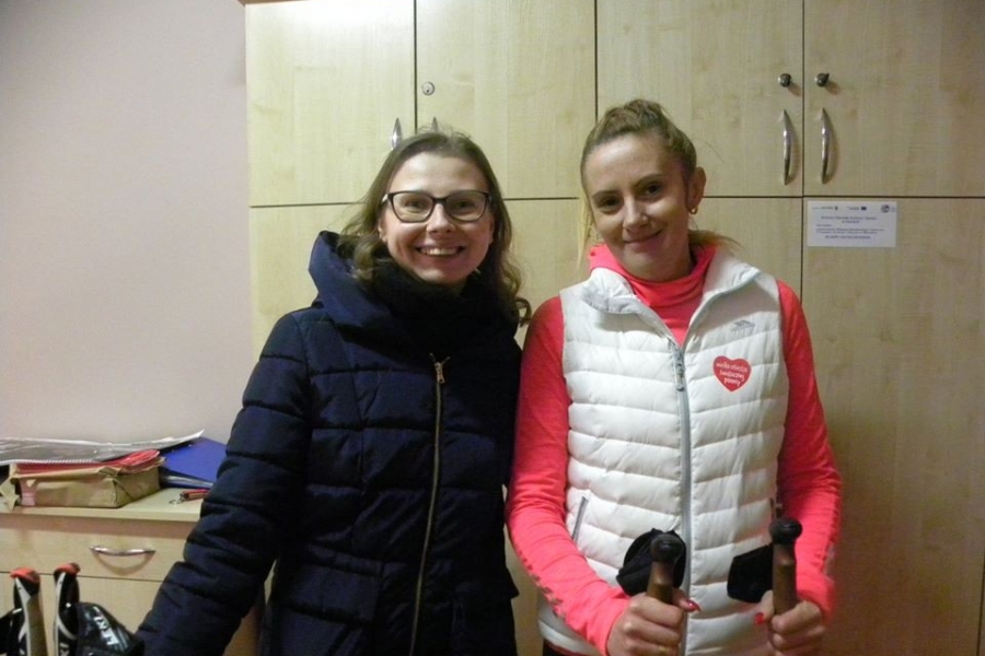 dwie uśmiechnięte dziewczyny z grupy Nordic walking