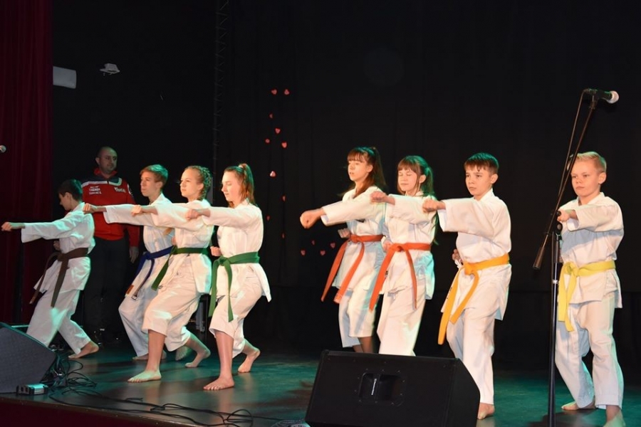 członkowie klubu karate ANTAI w pokazie kata