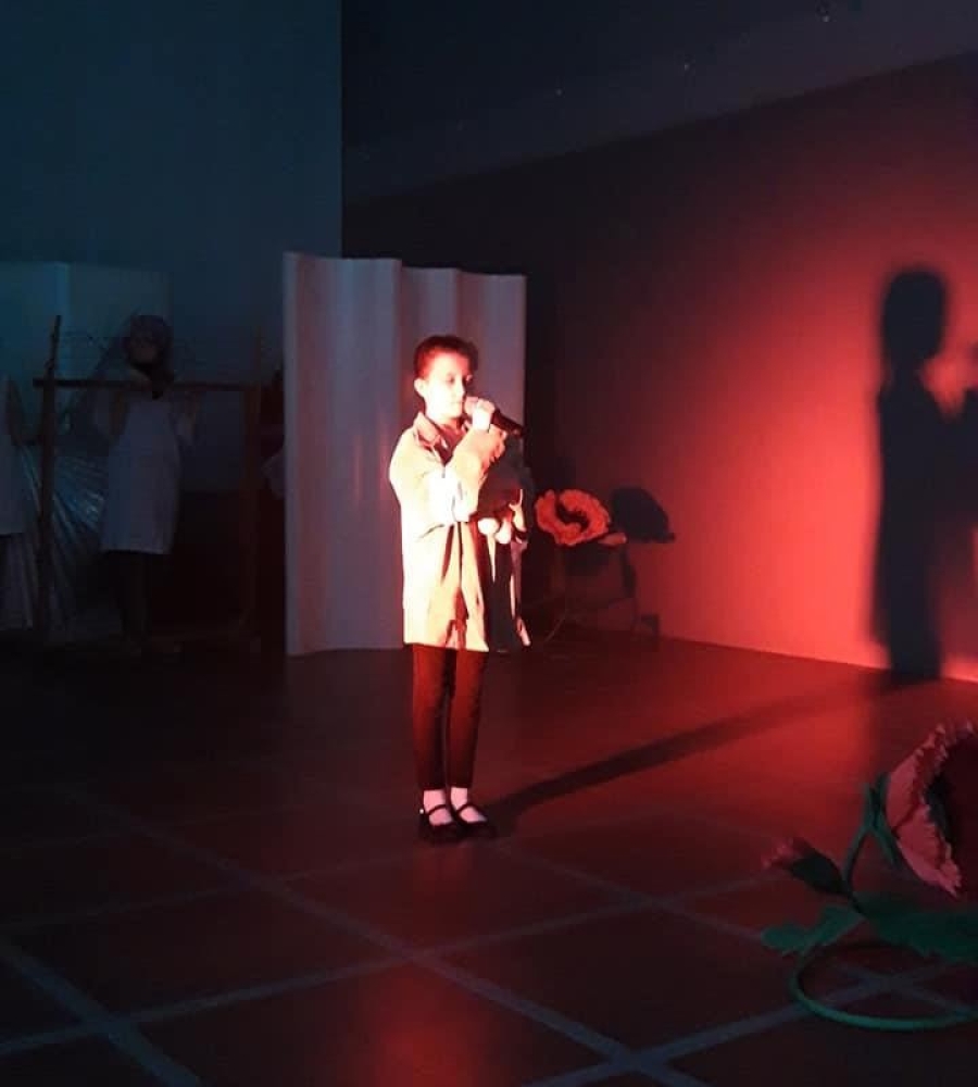 „Warszawo ma…” scena śpiewającej dziewczynki pochodzenia żydowskiego w obozie zagłady