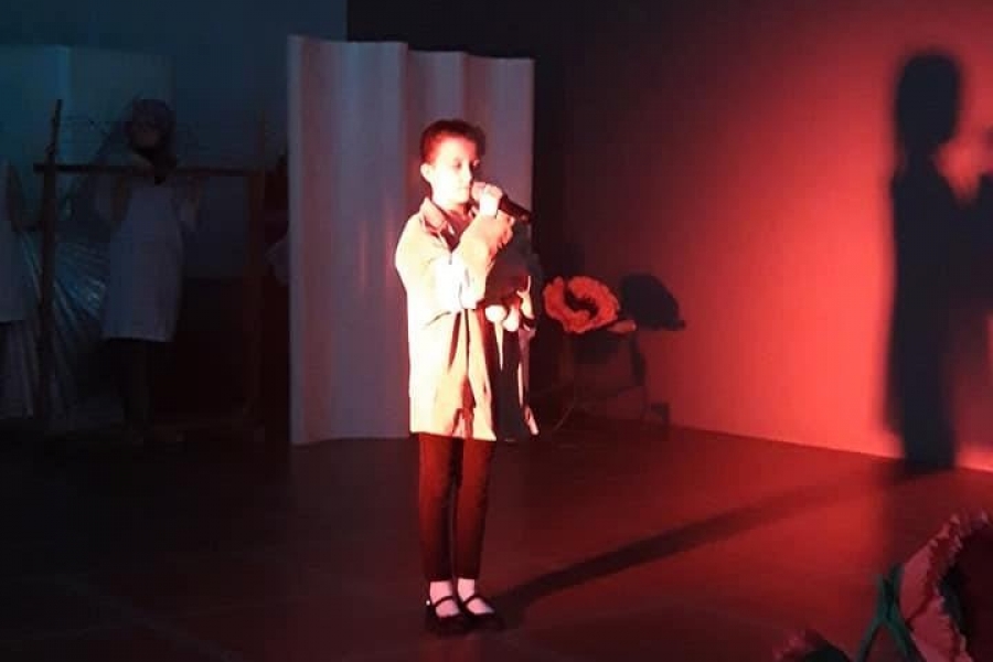 „Warszawo ma…” scena śpiewającej dziewczynki pochodzenia żydowskiego w obozie zagłady