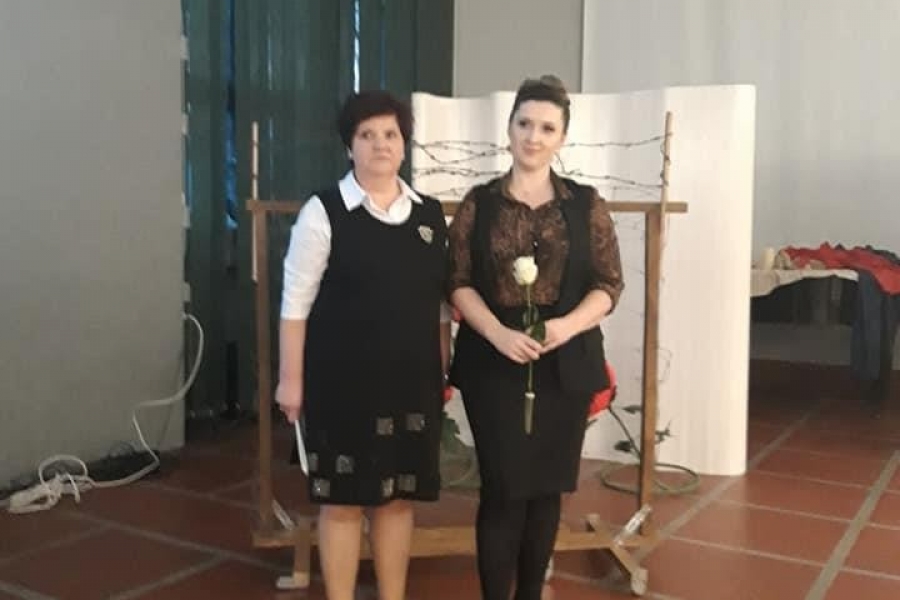 Podziękowanie: z lewej Krystyna Milewska ,z prawej Katarzyna Tworek
