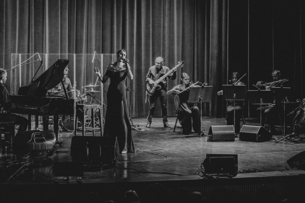 Joanna Aleksandrowicz śpiewająca na Festiwalu Filmowym