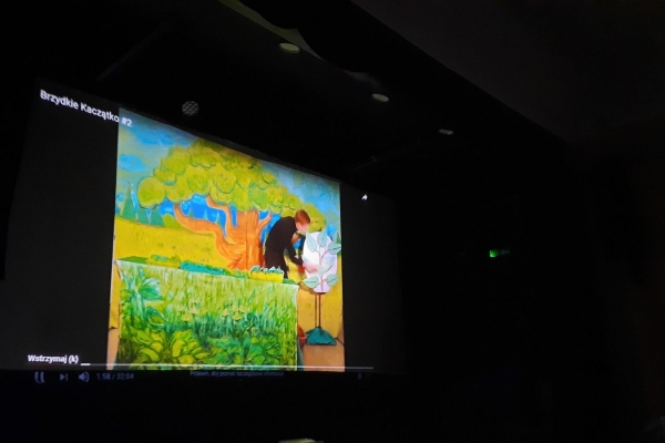 Aktor zmienia pory roku na drzewku