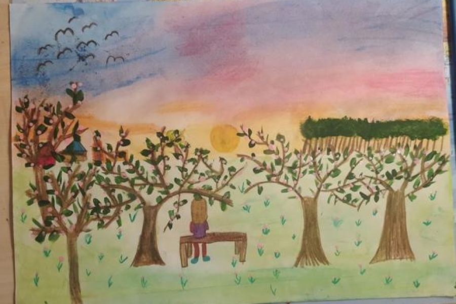 Siedząca dziewczynka na ławeczce wśród owocowych drzew
