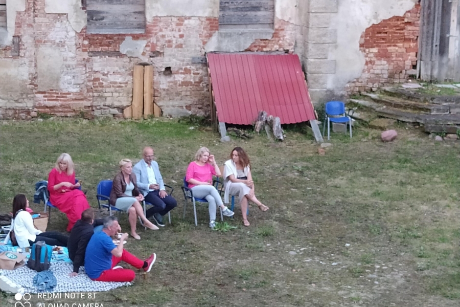 Grupka ludzi czekająca na koncert Joanny Aleksandrowiecz