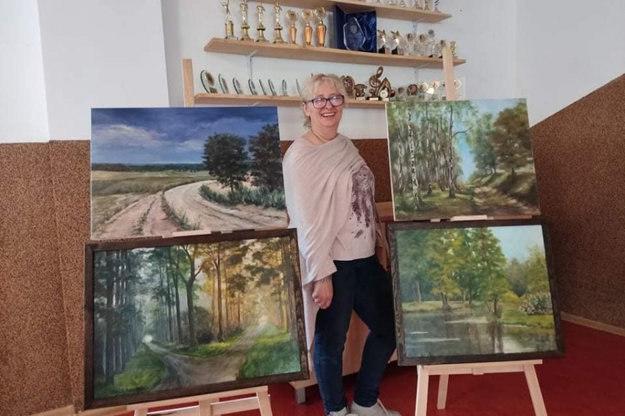 Elżbieta Iwko wraz ze swoimi pracami