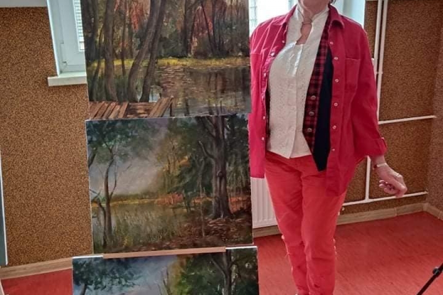 Grażyna Dudek wraz ze swoimi pracami - jezioro Zielone w Swobnicy