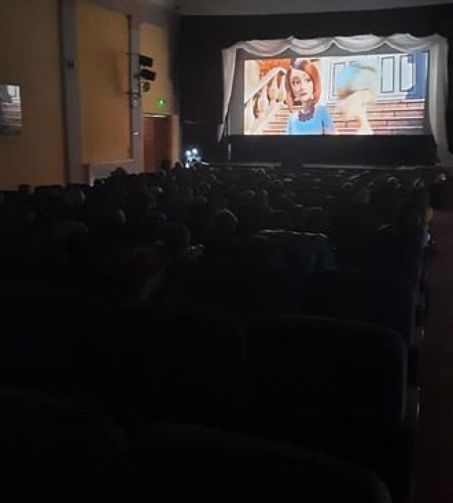 Dzieci ze Szkoły Podstawowej na seansie filmowym w kinie