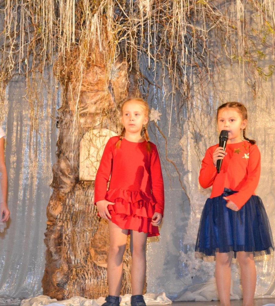 Trzy dziewczynki mówia wierszyk