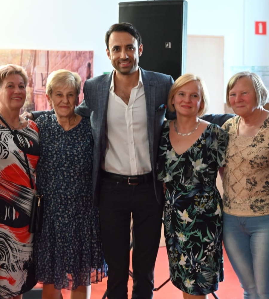 Matteo Mazzucca pozujący z paniami z KGW Malwa z Tetynia