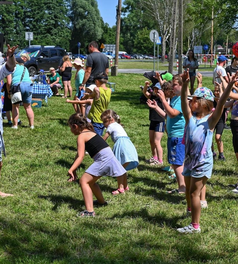 Dzieci bawiące się z szalonym naukowcem  podczas festiwalu Baniek