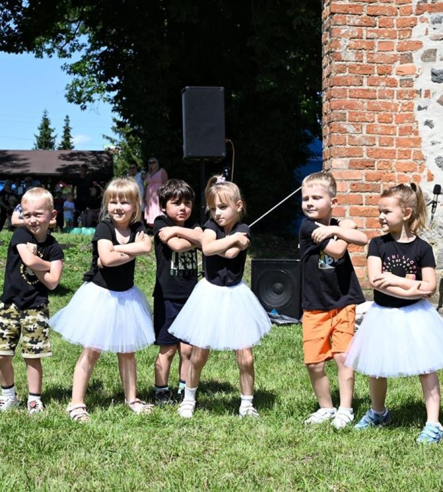 podopieczni Domu Kultury w Baniach podczas tańca