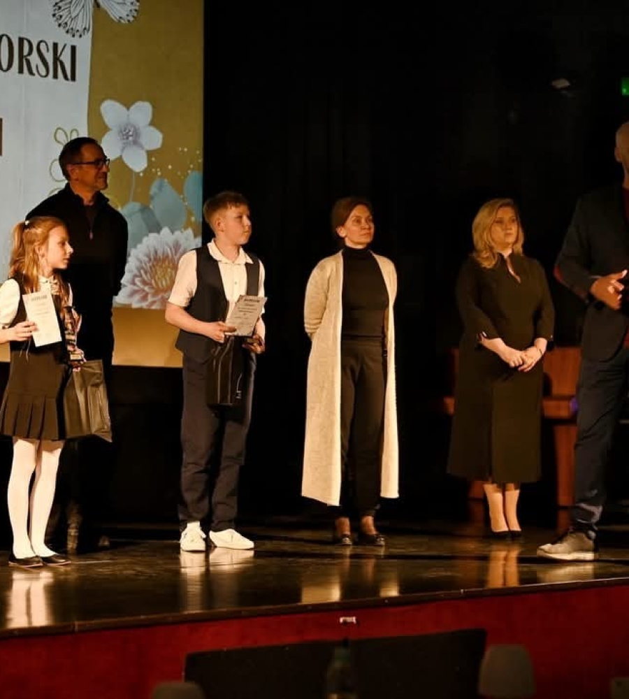 Uczestnicy konkursu stoją na scenie wraz z komisją konkursową