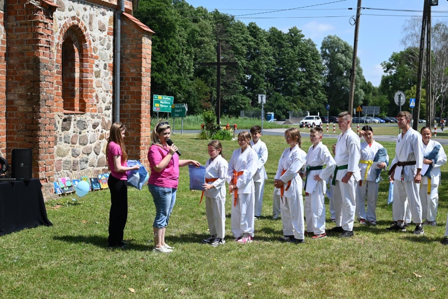 Grupa karate otrzymuje dyplomy