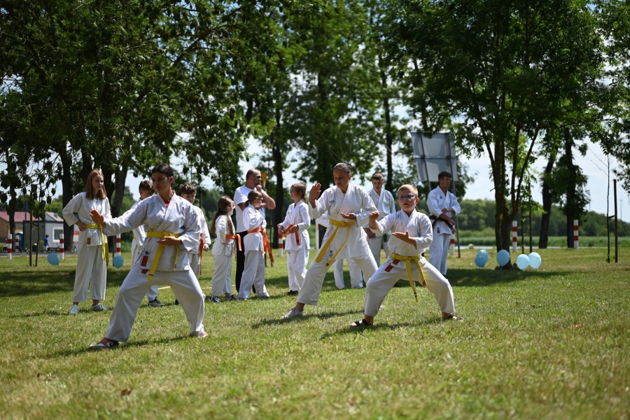 Grupa karate przedstawia swoje umiejętności
