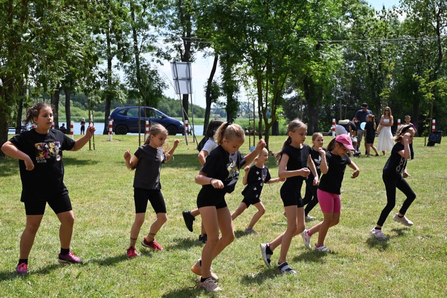 Najstarsza grupa taneczna tańczy przed widownią