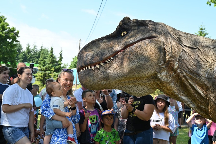Niemowlę oko w oko z tyranozaurem