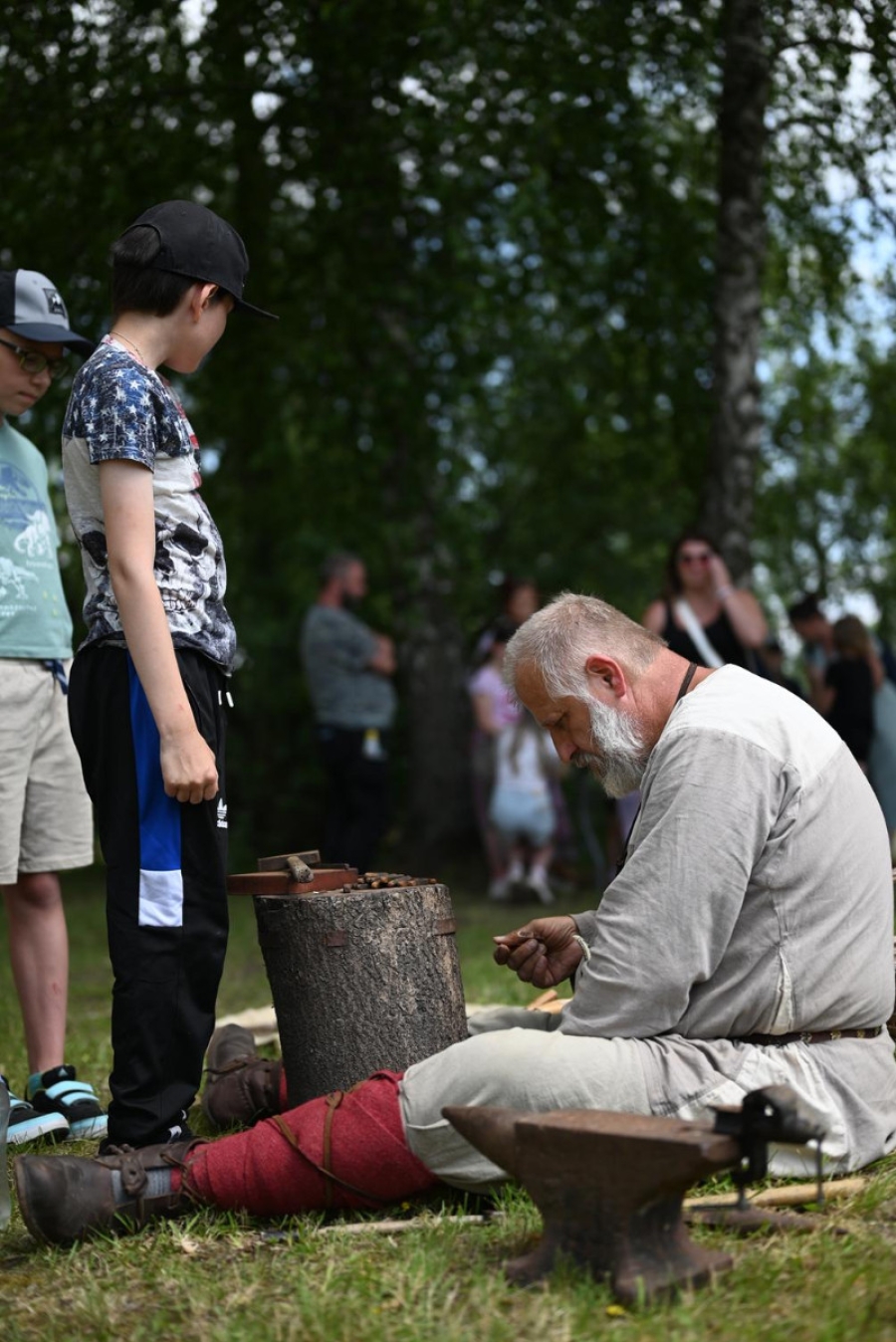Średniowieczny wojownik podczas tworzenia bransoletek i bryloczków dla dzieci
