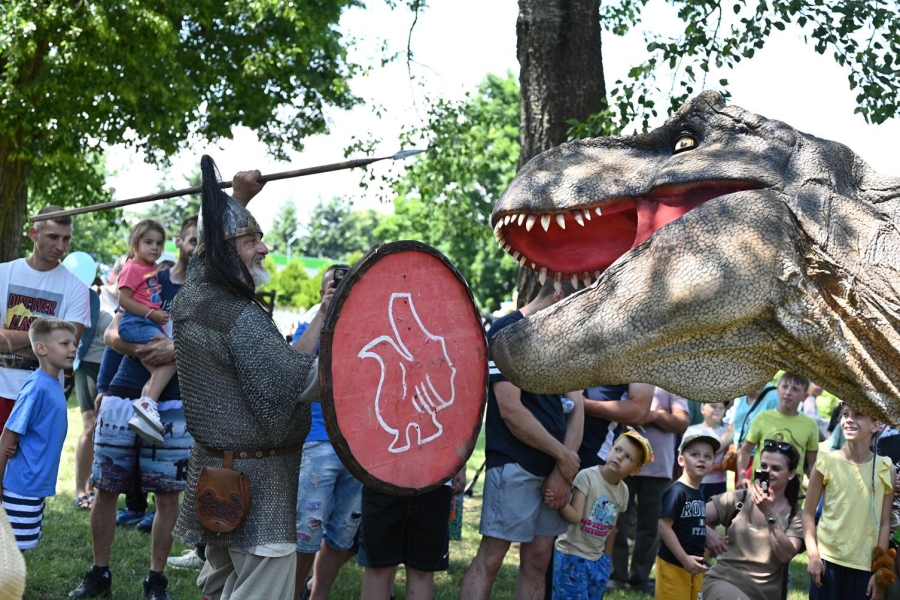 Tyranozaur Rex pozuje do zdjęcia ze średniowiecznym wojem podczas III Festiwalu Baniek