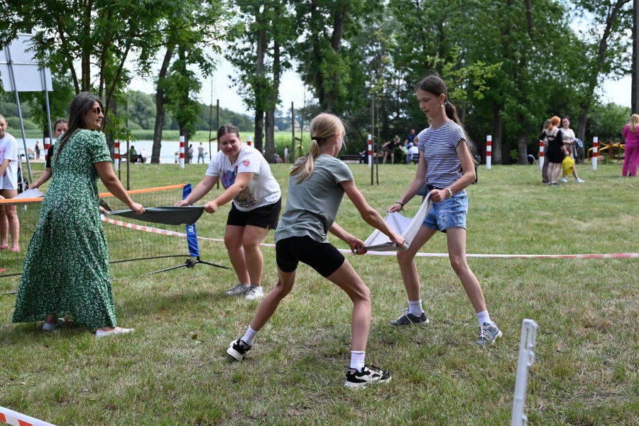 Uczestnicy Festiwalu Baniek grają w balonową siatkówkę